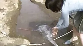 عاهرة تعبث مع ثلاثة  ...