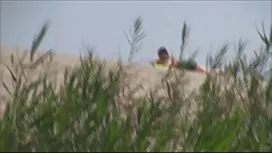 خادمة تنظف بعد فلم ع ...